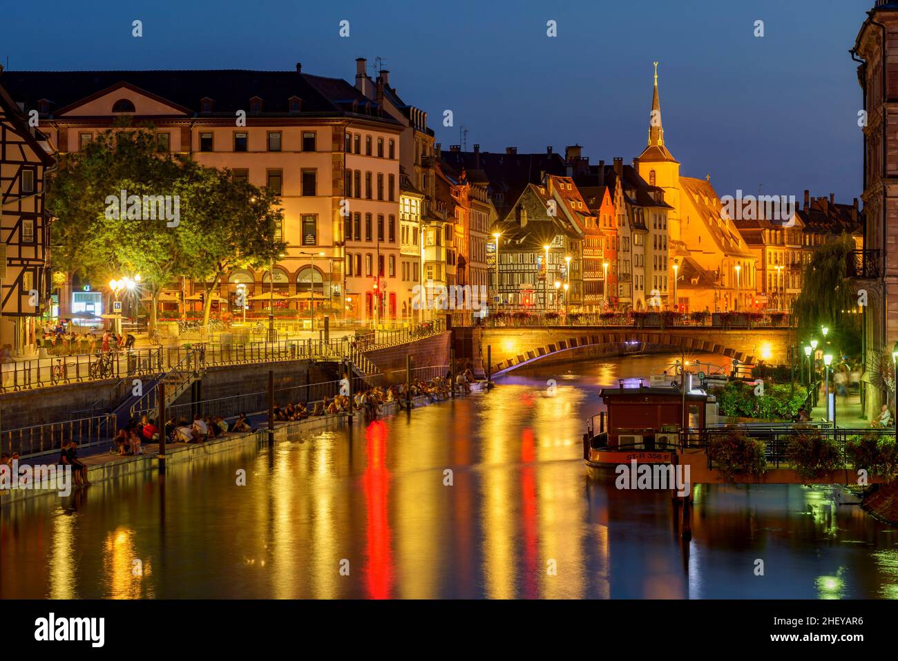 FRANCIA, BAS-RHIN (67), STRASBURGO, QUAI DES BATELIERS DI NOTTE CON IL NUOVO PONTONE SULLE RIVE DEL FIUME ILL E PONTE CORBEAU E SAINT-NICOLAS CHU Foto Stock