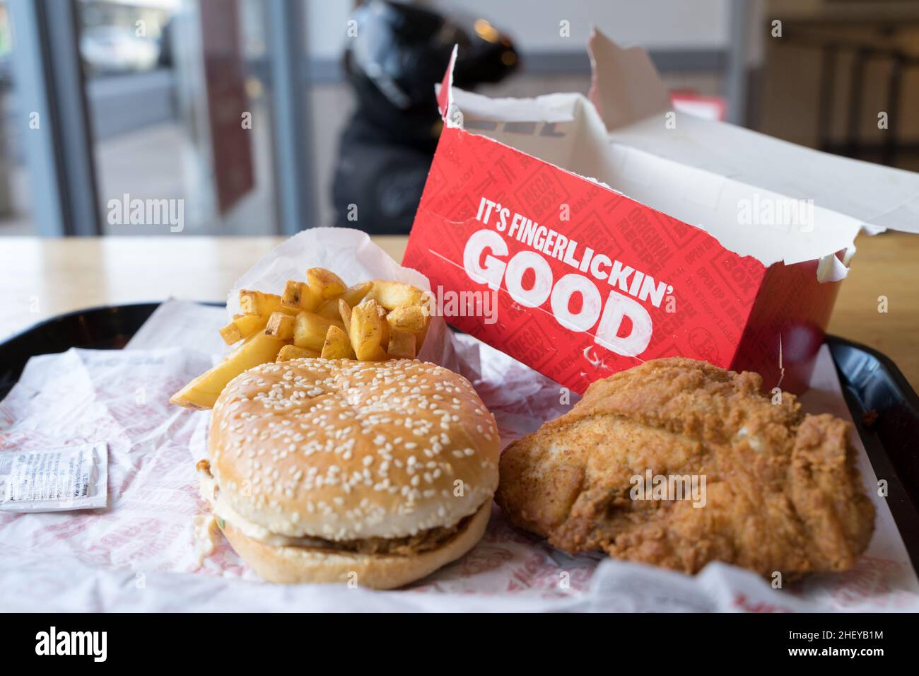 Un vassoio di patatine fritte KFC, hamburger e pollo fritto, ristorante Kent Inghilterra UK Foto Stock