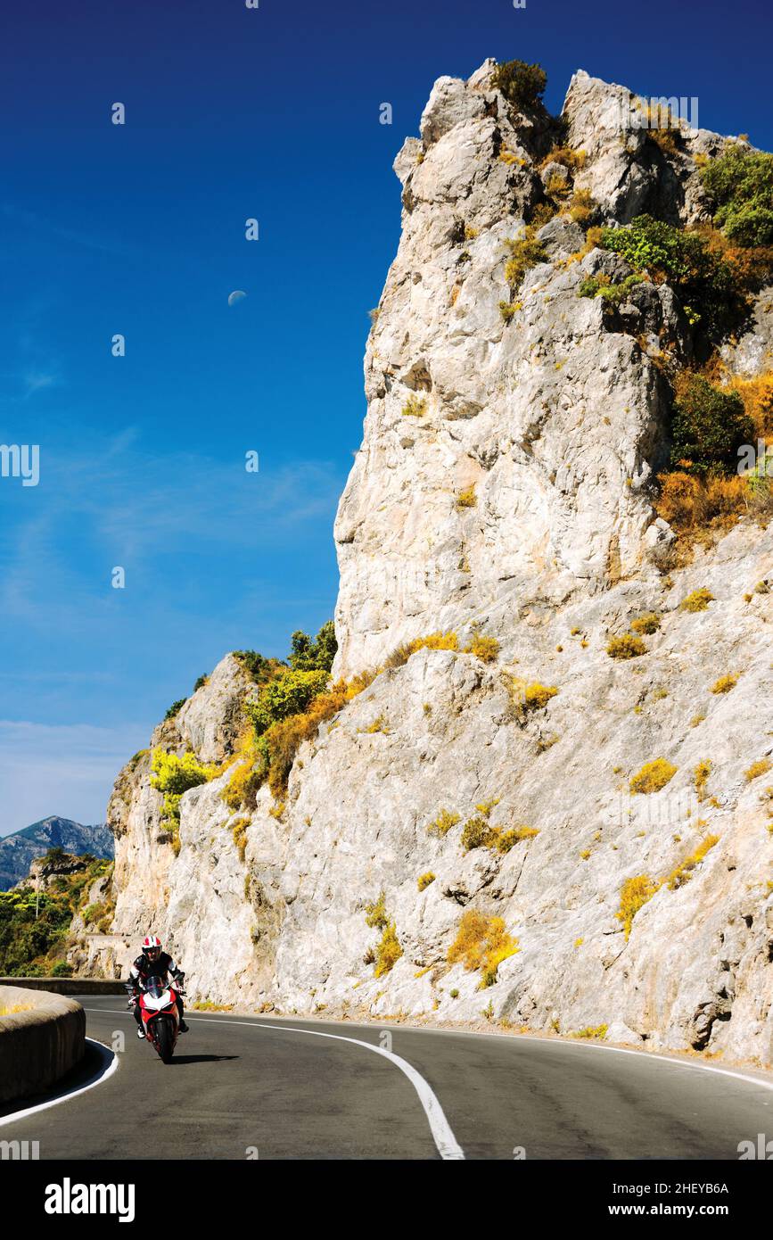 Strada in Costiera Amalfitana, motociclista Foto Stock