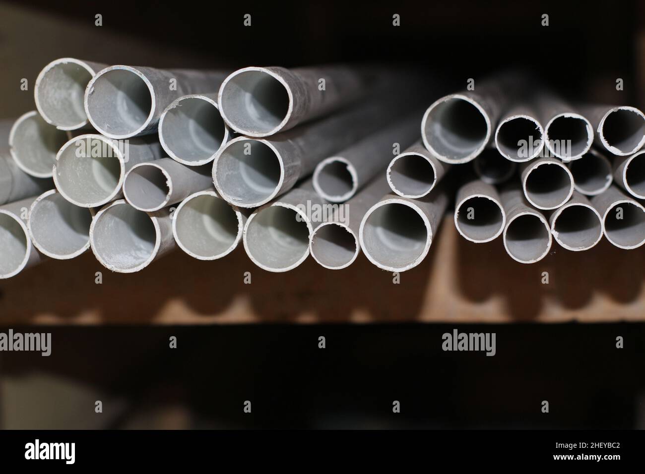 la pila di tubi paralon su ripiani in legno Foto Stock