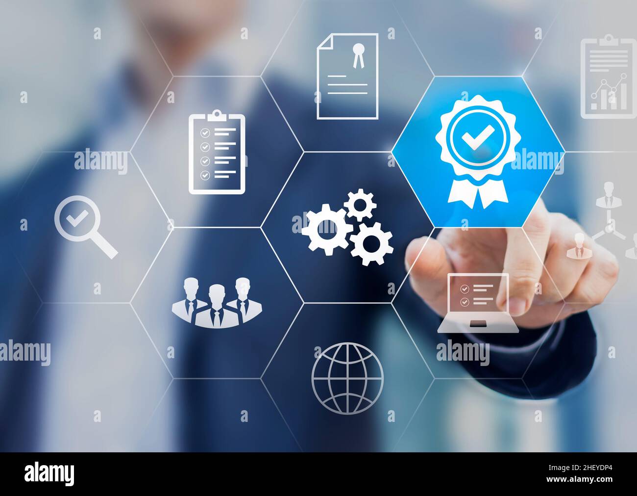 Processo di certificazione e standardizzazione, azienda certificata iso, conformità agli standard internazionali e concetto di garanzia della qualità. Contatto con la persona Foto Stock