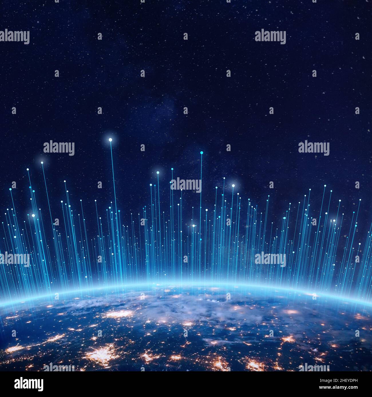 Tecnologia di comunicazione con connessioni intorno alla Terra viste dallo spazio. Internet, IoT, cyberspazio, business globale, innovazione, scienza dei big data, di Foto Stock