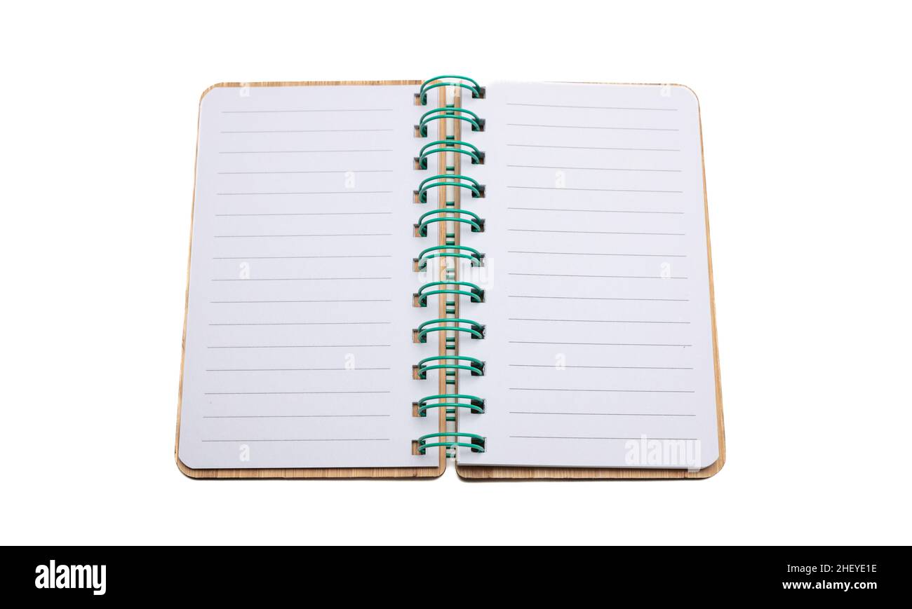 Blocco note a spirale isolato su sfondo bianco. Aprire il notebook con coperchio rigido. Pagina di carta bianca, tampone di rilegatura verde, spazio di copia Foto Stock