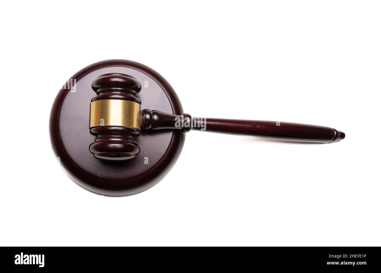 Giudice gavel isolato ritaglio su bianco. Simbolo dell'asta o della legge, martello in legno con proiettile in bronzo, elemento di design Foto Stock