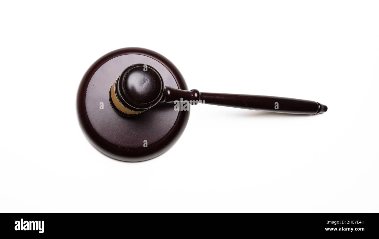 Giudice gavel isolato ritaglio su bianco. Simbolo dell'asta o della legge, martello in legno con proiettile in bronzo, elemento di design Foto Stock