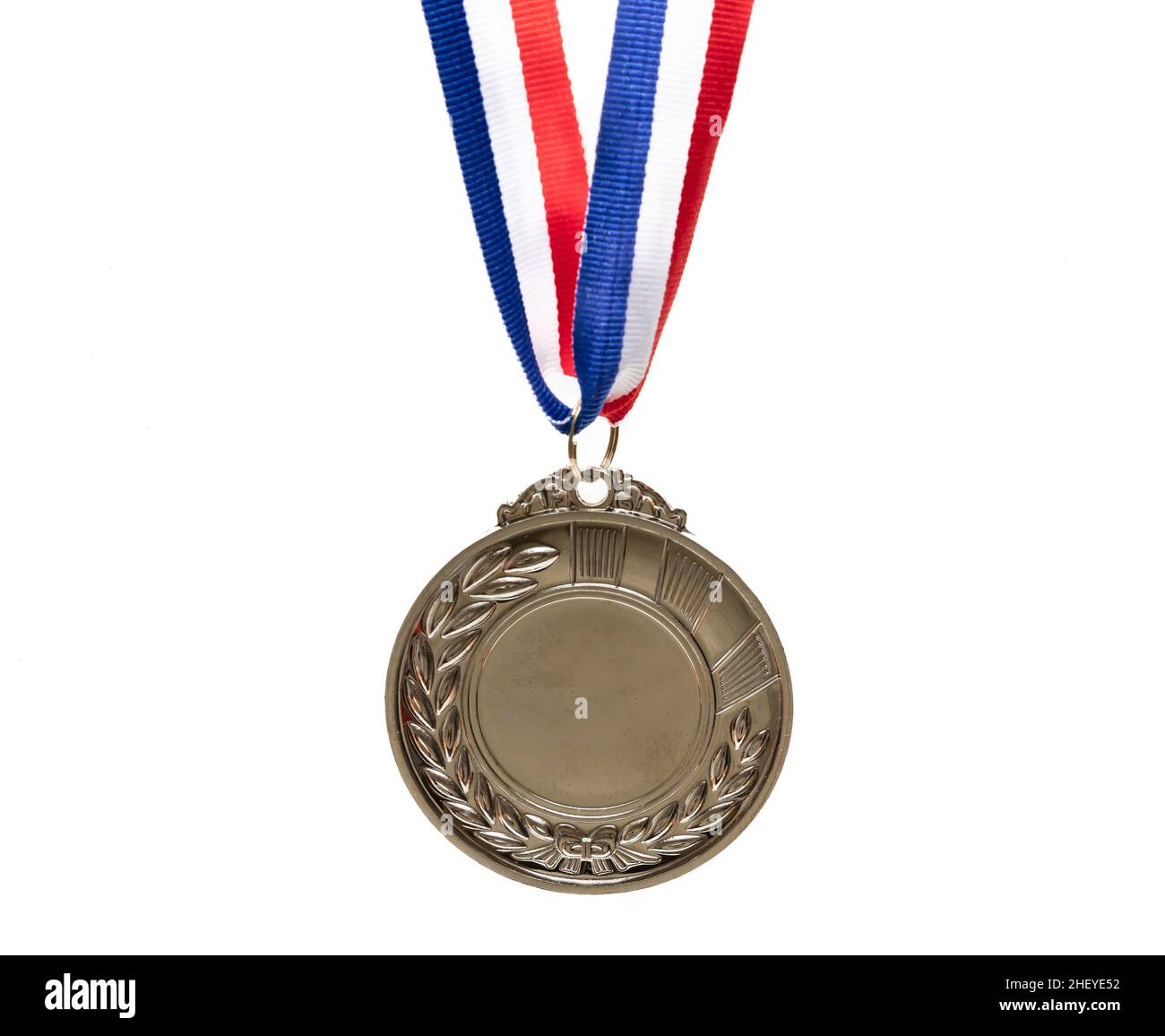 Medaglia di bronzo, terzo posto. Premio Champion Trophy e nastro rosso blu, elemento di design. Premio in sport isolato ritaglio su sfondo bianco Foto Stock