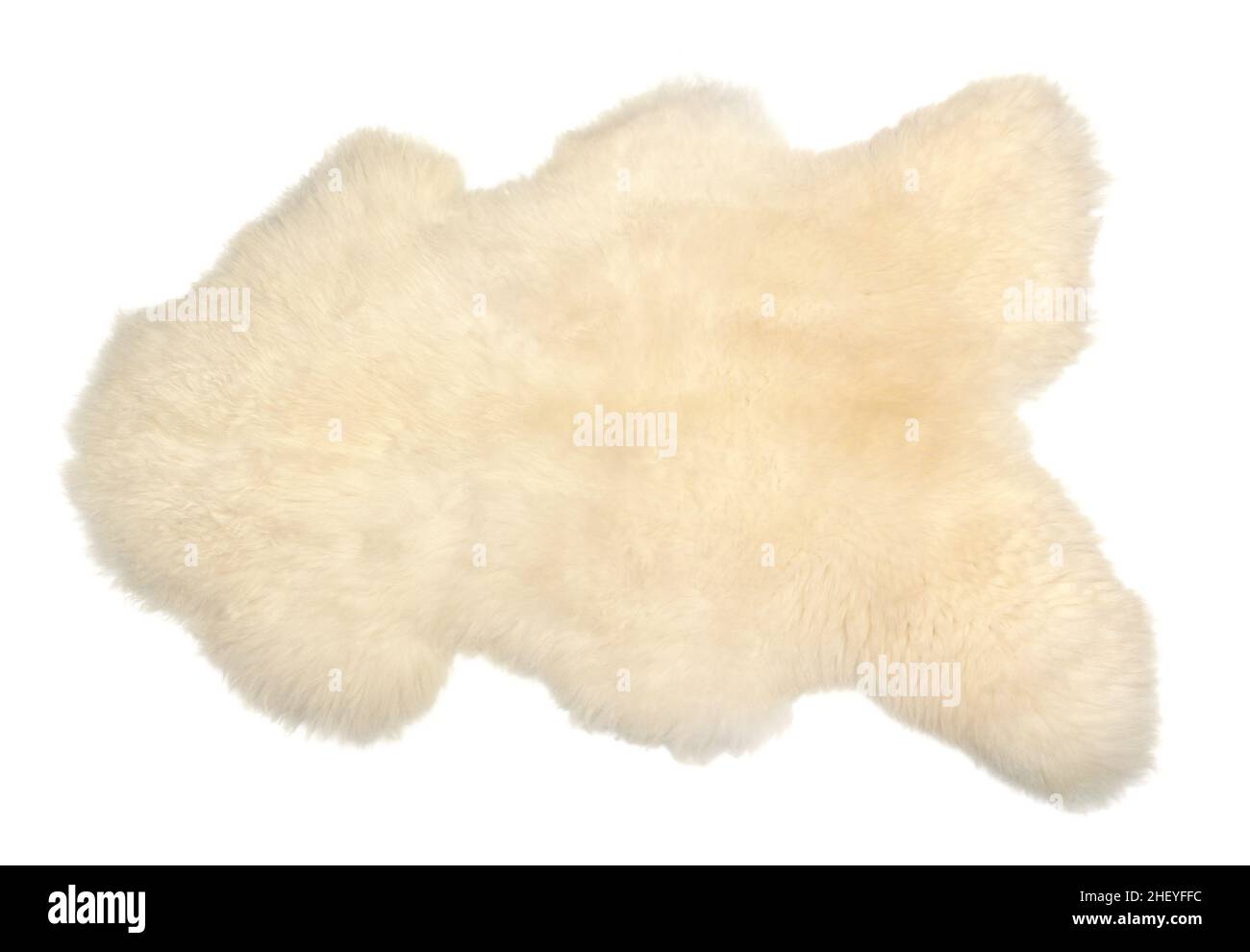 Pelle di pecora bianca isolata su sfondo bianco Foto Stock