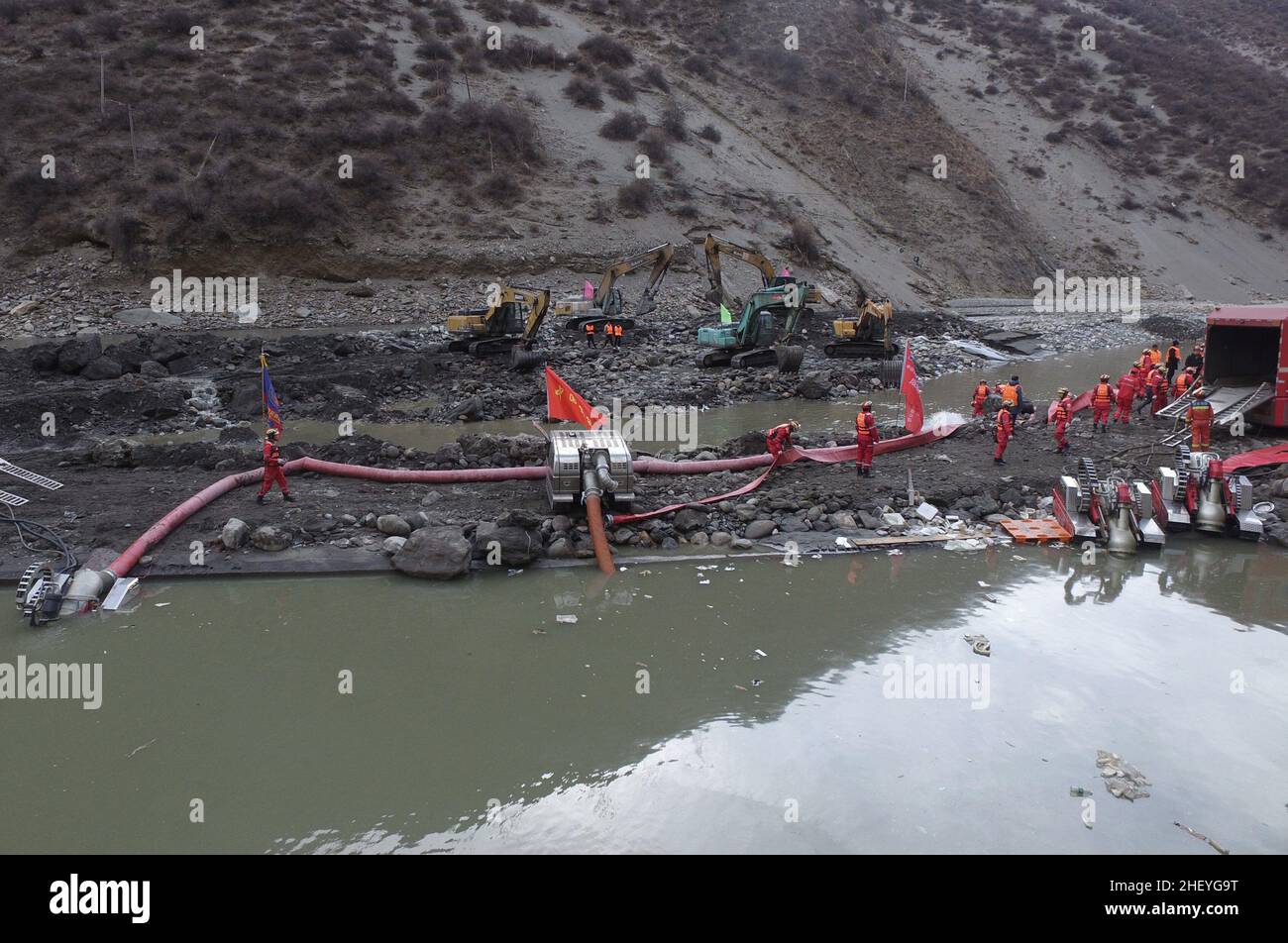 GANZI, CINA - 13 GENNAIO 2022 - soccorritori salvati nel sito allagato della centrale idroelettrica di guanzhou nella contea di Danba, Ganzi City, provincia di Sichuan, C. Foto Stock