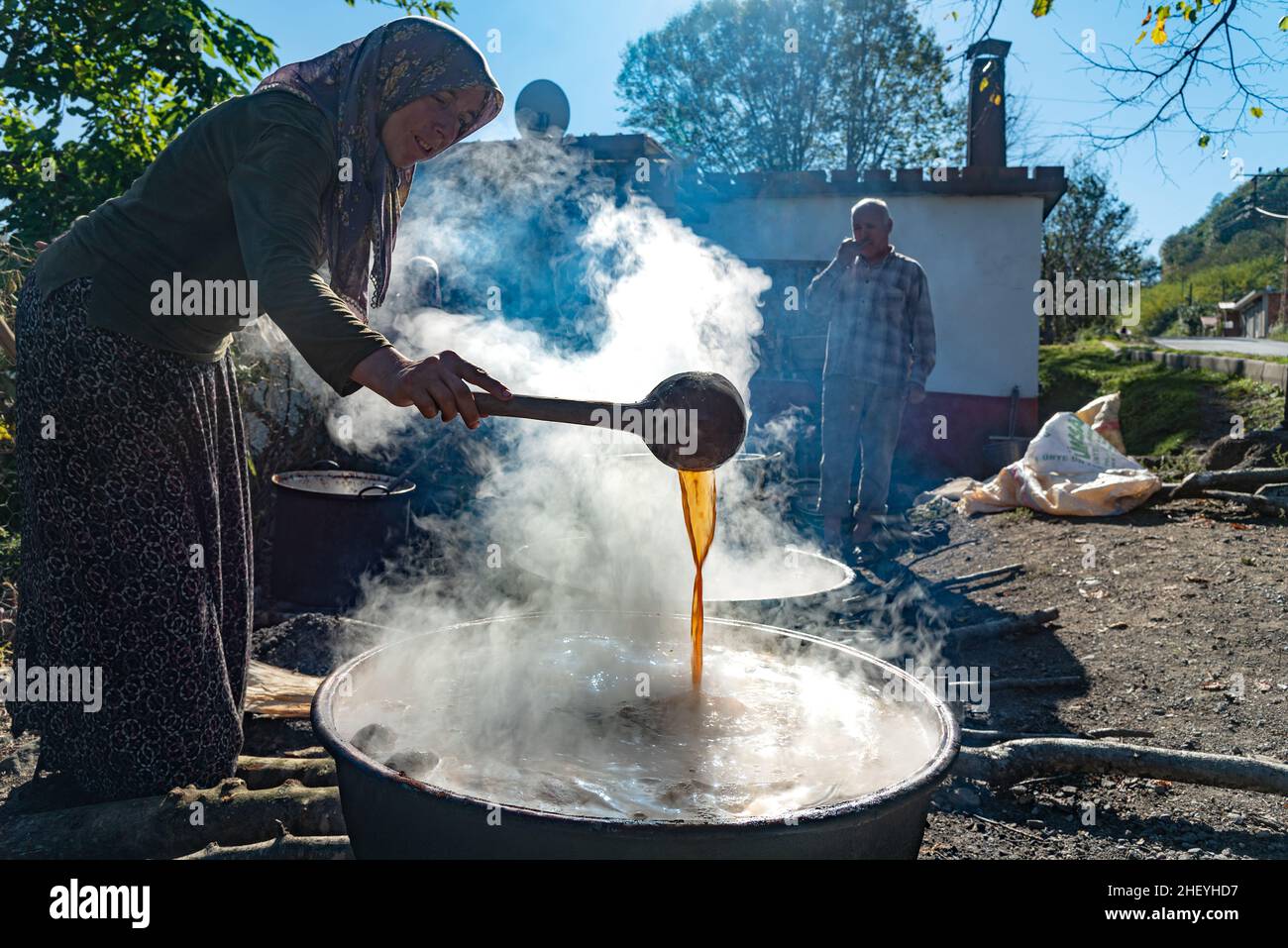 Una donna di villaggio è melassa bollente. Ordu, Turchia. Melassa di uva. Popolo anatoliano Foto Stock
