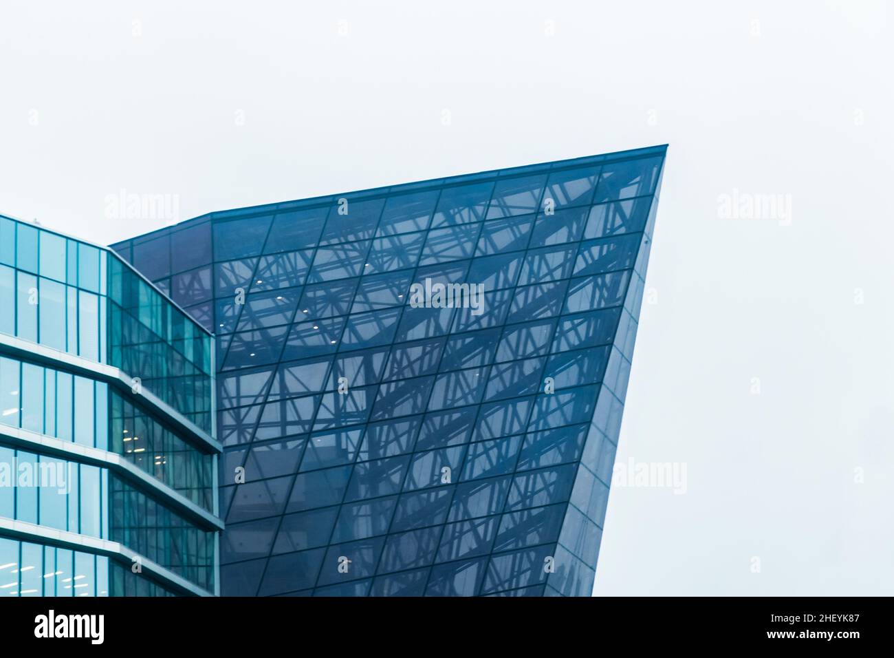 Vista esterna del moderno centro d'affari, facciata geometrica in vetro degli uffici della citta'. Foto Stock