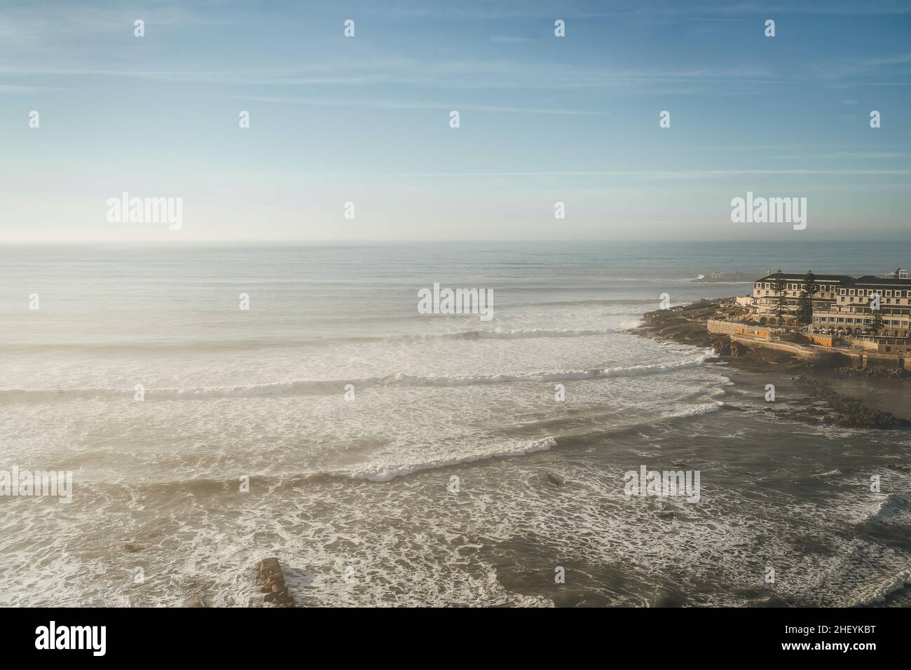 Paesaggio urbano e marino di Ericeira preso da Miradouro South Beach, a nord da Lisbona, Portogallo Foto Stock