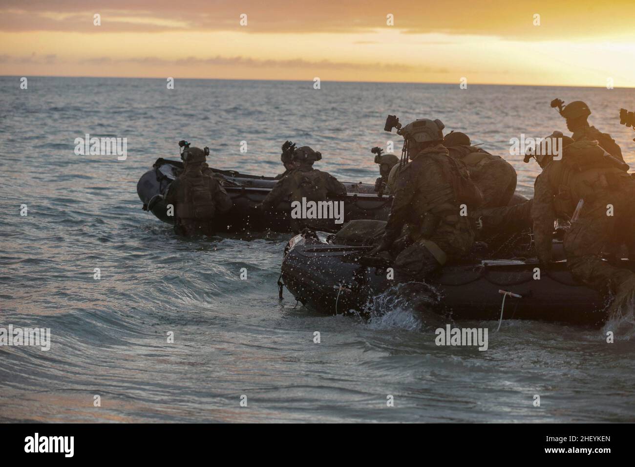 Ewa Beach, Hawaii, Stati Uniti. 8th Jan 2022. I Marines degli Stati Uniti con la 31st Marine Expeditionary Unit (MEU) lanciano velivoli da combattimento in gomma durante una visita dal basso verso l'alto, bordo, ricerca e missione di sequestro per intercettare le apparecchiature sensibili durante il realistic Urban Training Exercise 22,1 (RUTEX) alla Joint base Pearl Harbor-Hickam, Hawaii, 8 gennaio 2022. Lo scopo del RUTEX è quello di incorporare le competenze specifiche e delle piccole unità del MEU e di condurre operazioni della forza aerea marina militare ad alta intensità, avanzate e complesse per preparare meus e altre forze designate a sostenere la geogra Foto Stock