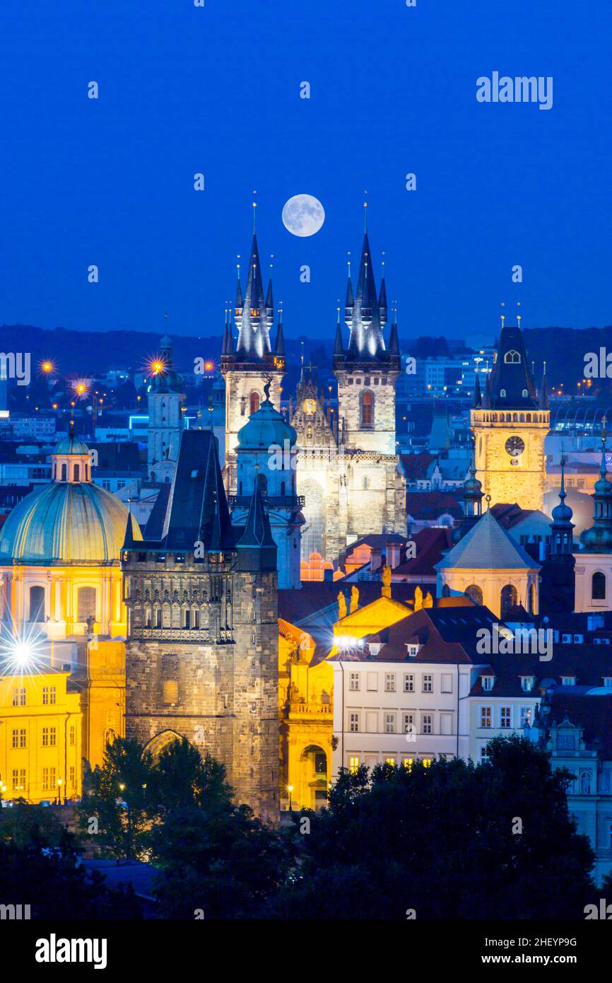 Luna piena sopra la città storica di Praga Foto Stock