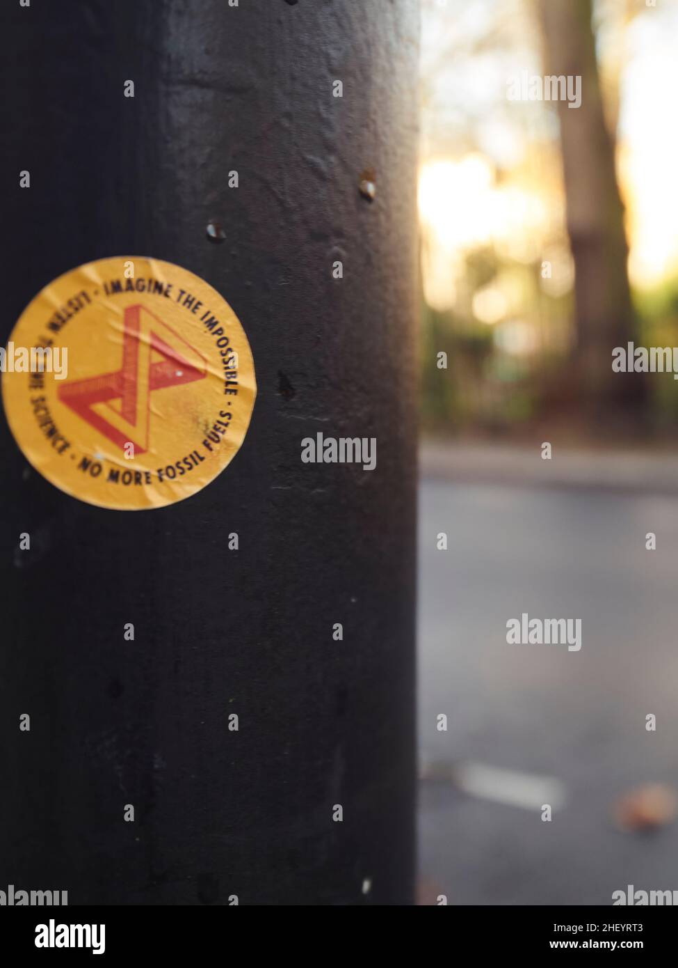 Espressione politica per le strade di Londra, Regno Unito - un adesivo su un lampione, che sostiene la fine dell'uso dei combustibili fossili e un motivo per alternative più verdi Foto Stock