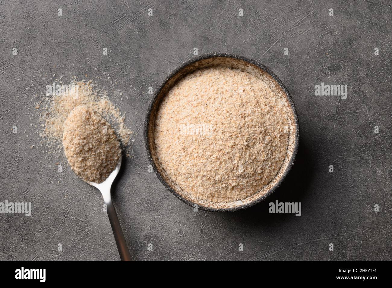 Psillium buccia e cucchiaio supplemento di fibra solubile per l'intestino. Superfood per sano, abbassa il colesterolo, equilibra lo zucchero nel sangue, aumenta la perdita di peso. Foto Stock