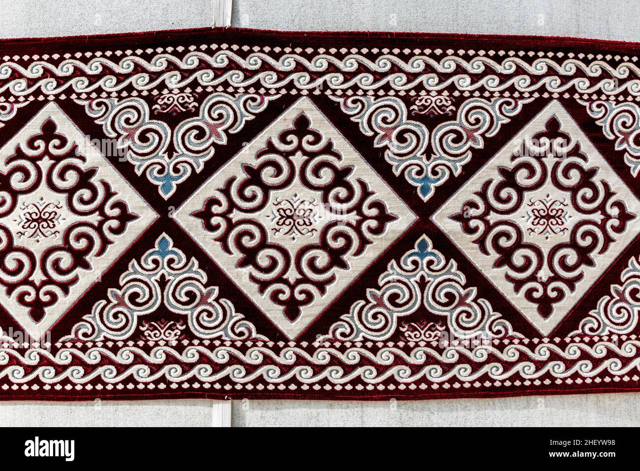 Tradizionale tappeto kazako ornato. Arte decorativa dei nomadi. Sfondo, texture, design di ornamenti turchi. Foto Stock