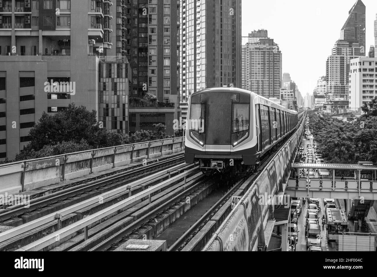 Lo Skytrain e il paesaggio urbano a Bangkok Thailandia Sud-Est asiatico Foto Stock
