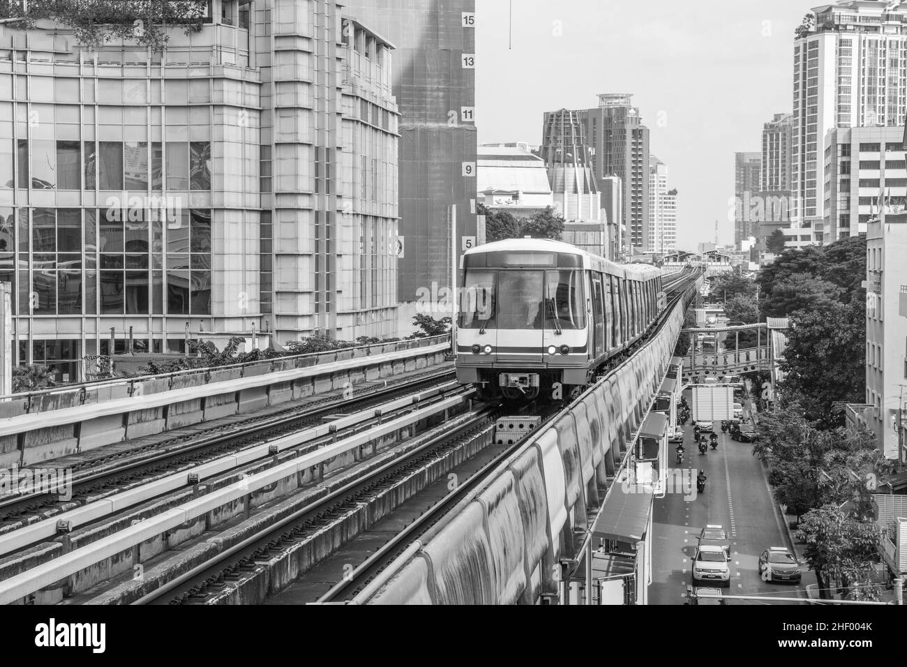 Lo Skytrain e il paesaggio urbano a Bangkok Thailandia Sud-Est asiatico Foto Stock