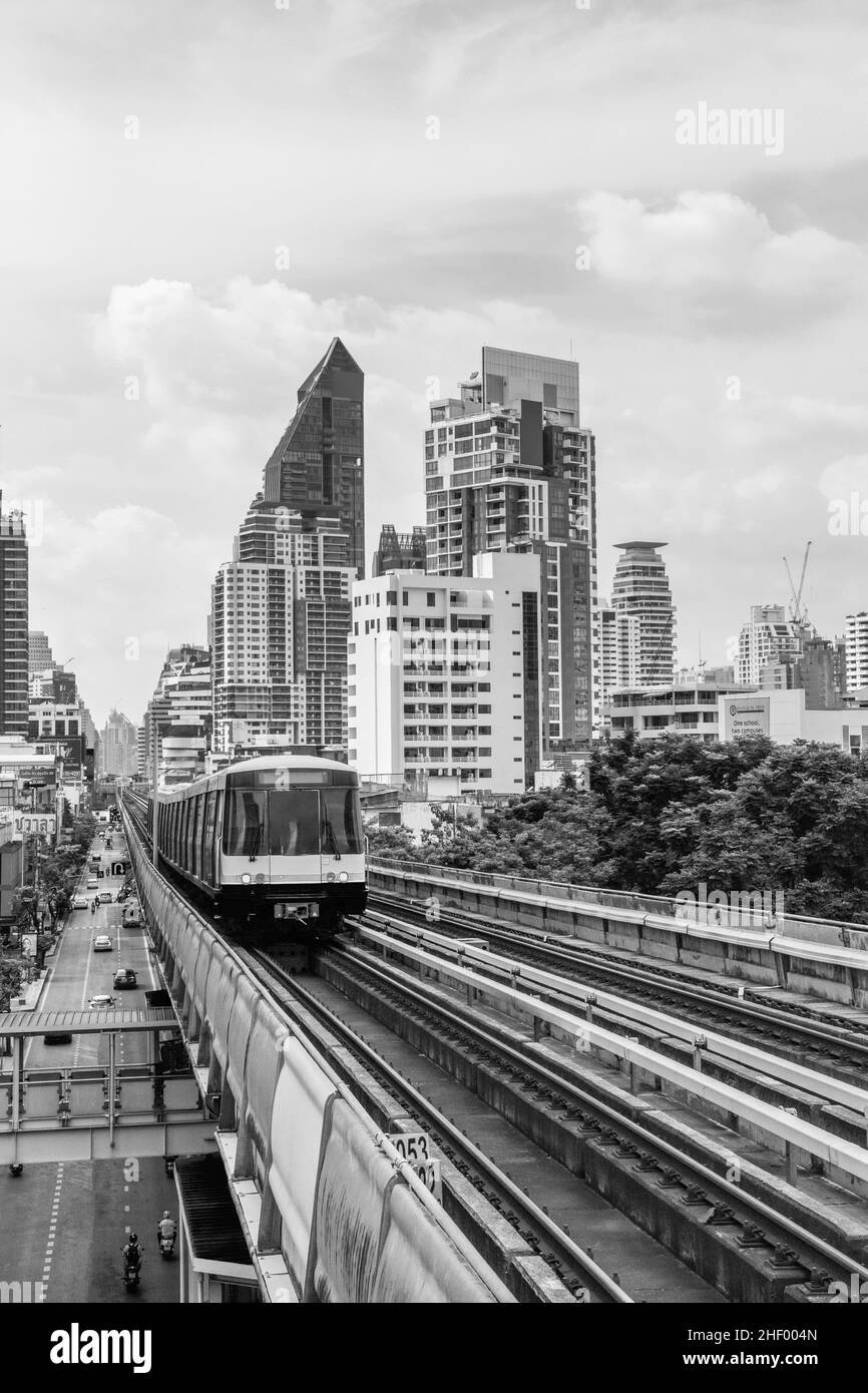 Lo Skytrain e il paesaggio urbano a Bangkok Thailandia Sud-Est asiatico Foto Stock