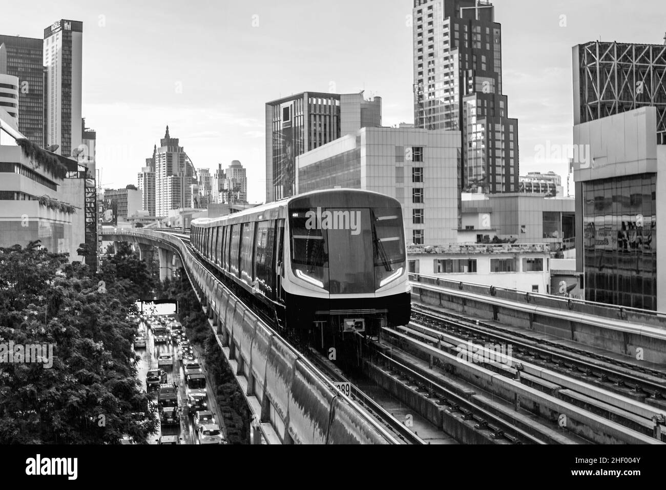 Lo Skytrain e il paesaggio urbano a Bangkok Thailandia Sud-Est asiatico Foto Stock