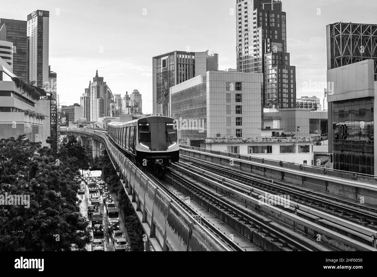 Lo Skytrain e il paesaggio urbano a Bangkok Thailandia Sud-Est asiatico Foto Stock