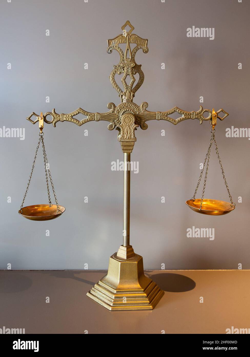 Peso in ottone vecchio stile, color oro. Concetto di giustizia. Foto Stock