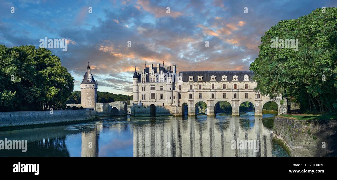 Il Renaissance Chateau de Chenonceau che attraversa il fiume Cher, Indre-et-Loire, costruito nel 1514–1522. Il ponte sul fiume è stato costruito (1556-1559) a. Foto Stock