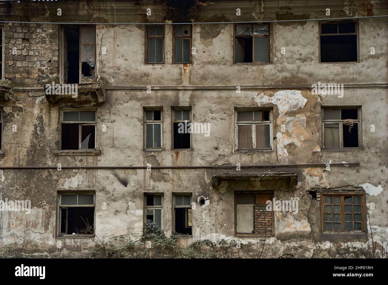 Abbandonati edifici fatiscenti in una città residenziale. Una città morente. Atmosfera spaventosa. Foto Stock