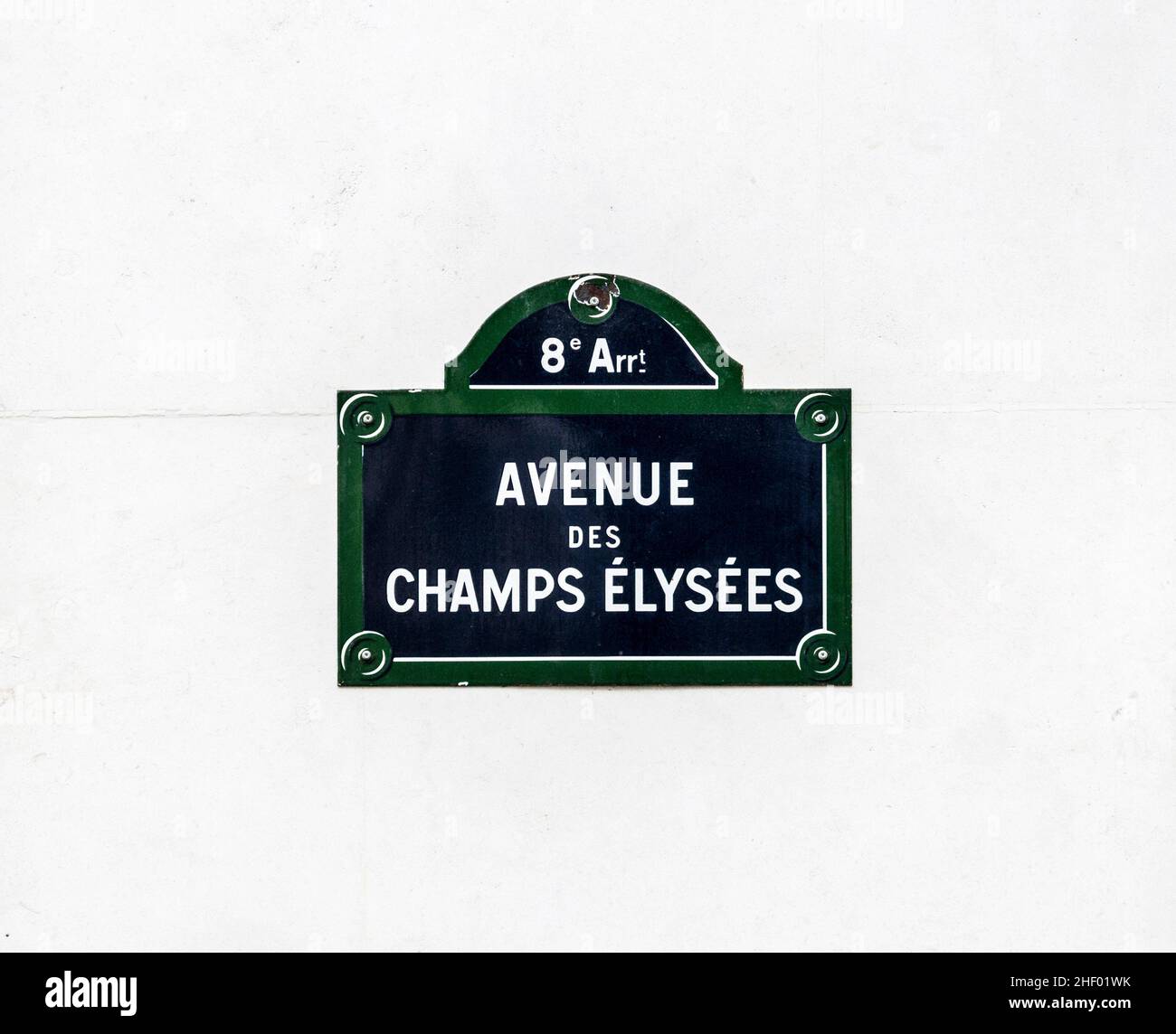 Il cartello stradale Avenue des Champs Elysees, situato nel 8th arrondissement di Parigi, Francia. Una delle strade più famose del mondo. Isolato Foto Stock