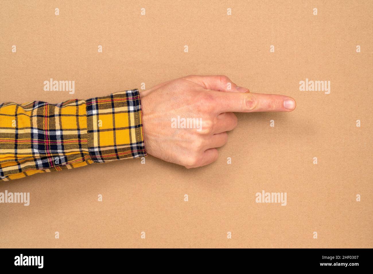 Mano dell'uomo che tocca o punta a qualcosa. Primo piano. Foto Stock