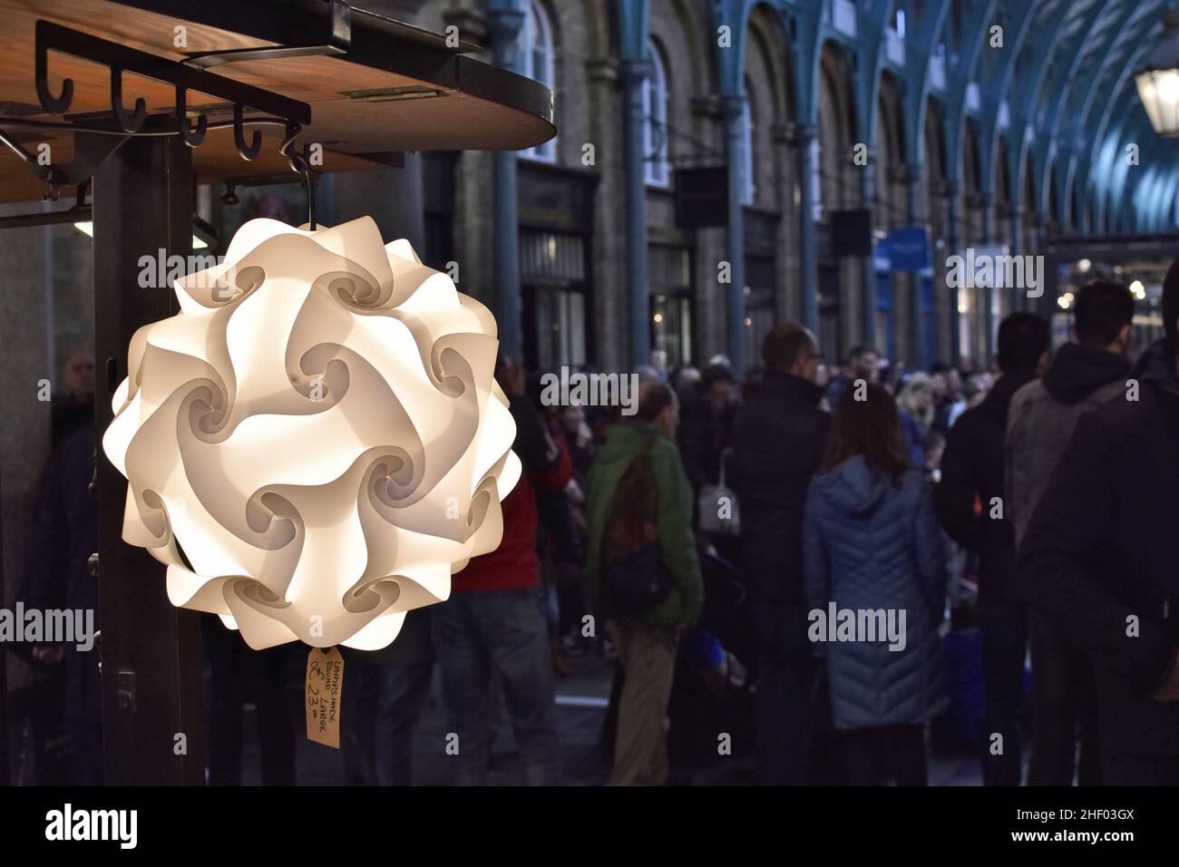 Lampada dal design moderno esposta all'East Colonnade Market di Covent Garden London UK. Foto Stock