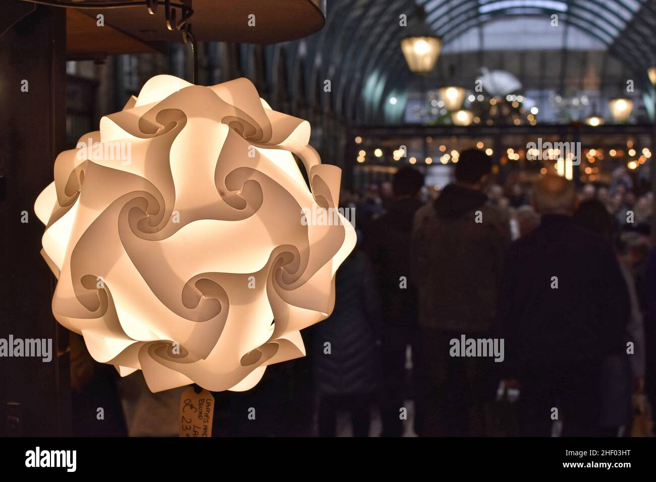 Lampada dal design moderno esposta all'East Colonnade Market di Covent Garden London UK. Foto Stock
