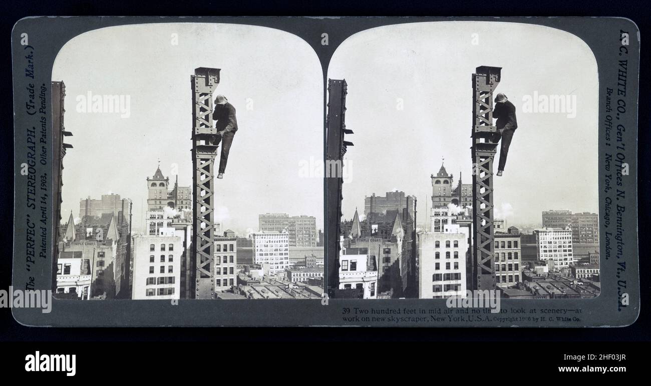 Duecento piedi a mezz'aria e nessun tempo per guardare il paesaggio - al lavoro sul nuovo grattacielo, New York, U.S.A. Vintage New York foto. C. Bianco Co. Foto Stock