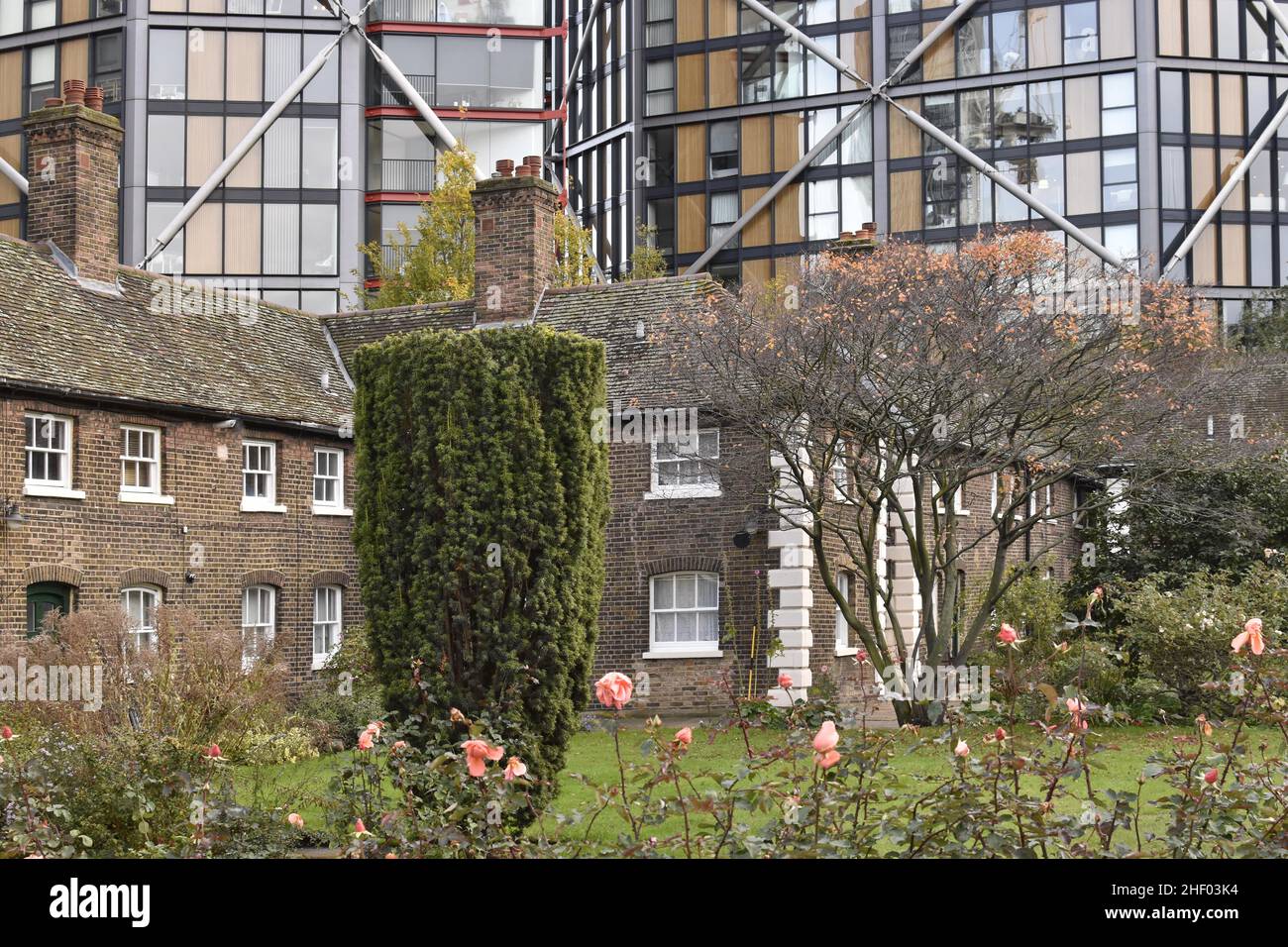 Grado II elencato Hopton's Almshouses con cortile giardino e Neo Bankside moderno sviluppo residenziale in Southwark Londra UK. Foto Stock