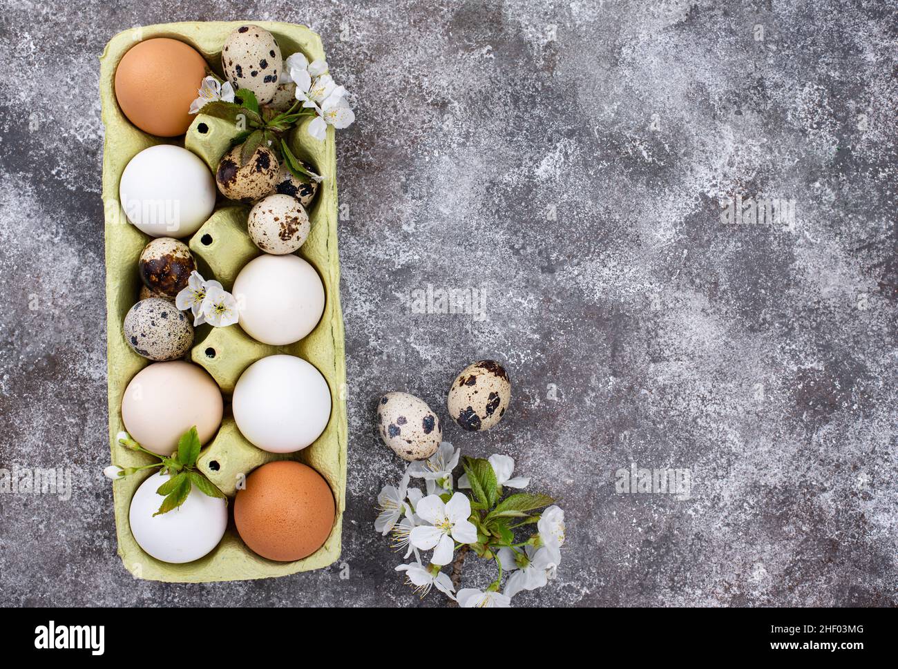 Concetto di Pasqua. Uova di pollo e quaglia. Foto Stock