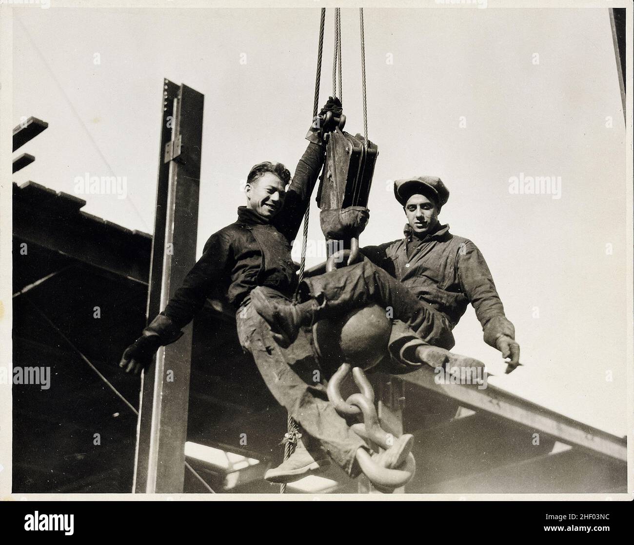Giovani lavoratori strutturali in cima all'Empire state Building, c 1930. Foto d'epoca di New York. Foto Stock