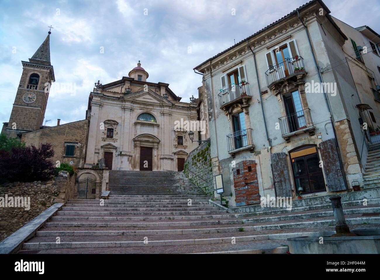 Popoli, provincia di Pescara, Abruzzo, Italia: La città storica di sera Foto Stock