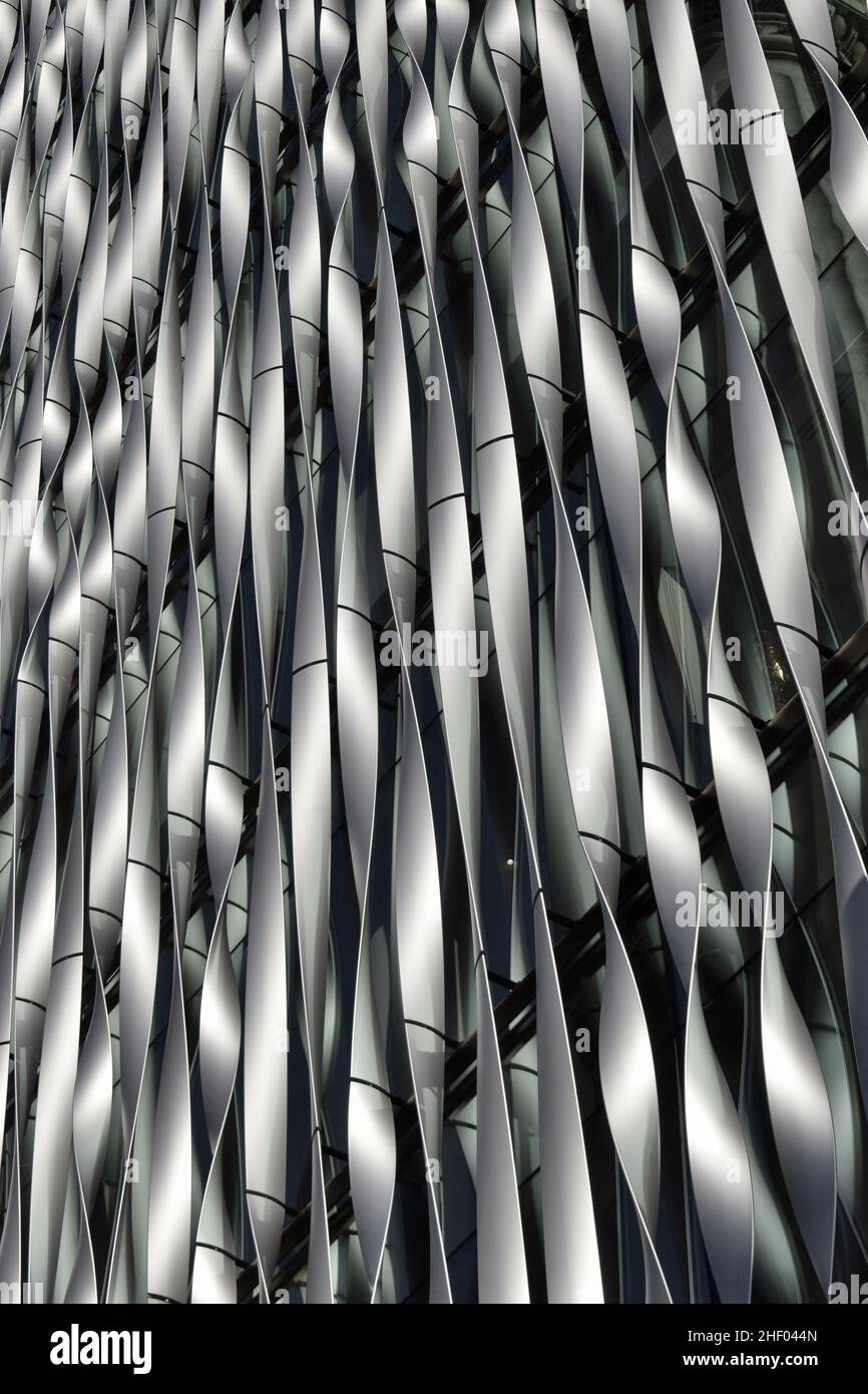 The Monument Building - moderno edificio per uffici, facciata con pinne di alluminio attorcigliate, City of London UK. Foto Stock