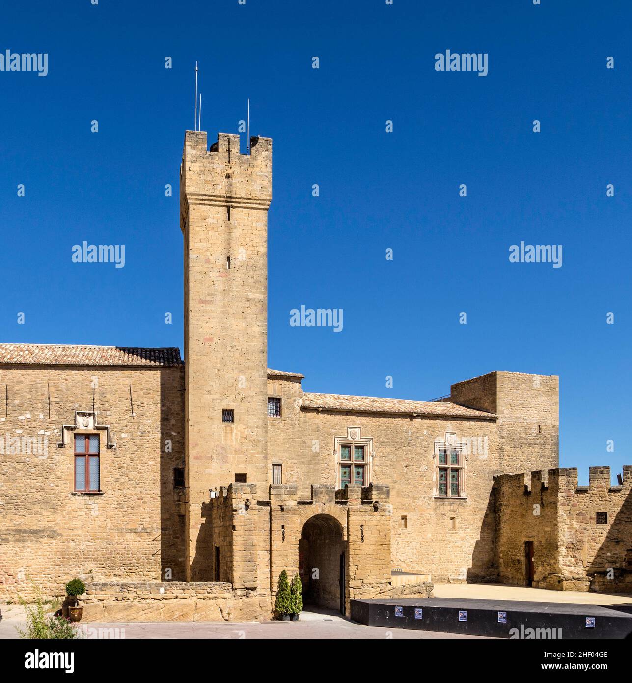 In Francia, le Chateau de l Emperi nel Salon de Provence sotto il cielo blu Foto Stock