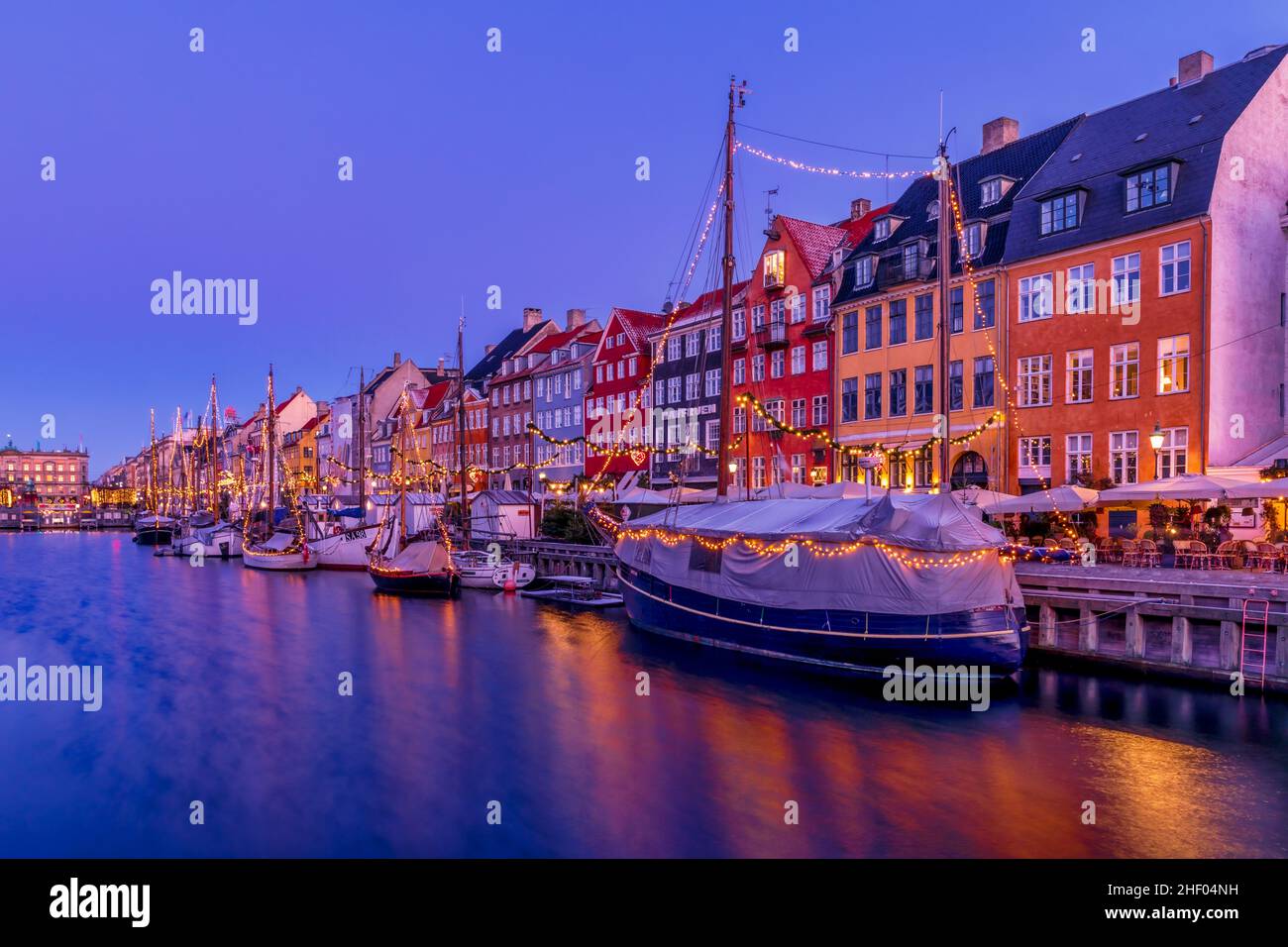 Nyhavn Canal all'alba, ora di Natale, Copenhagen, Danimarca Foto Stock