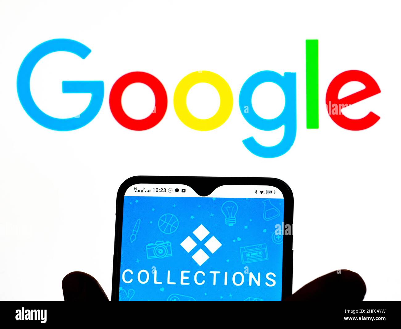 In questa illustrazione della foto, il logo Google Collections viene visualizzato sullo schermo dello smartphone e il logo Google sullo sfondo. Foto Stock