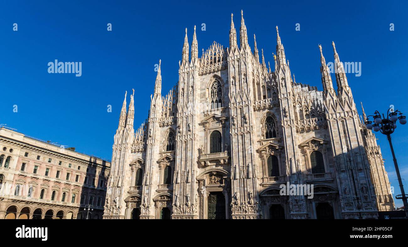Duomo di Milano sotto il cielo blu a Milano. Foto Stock