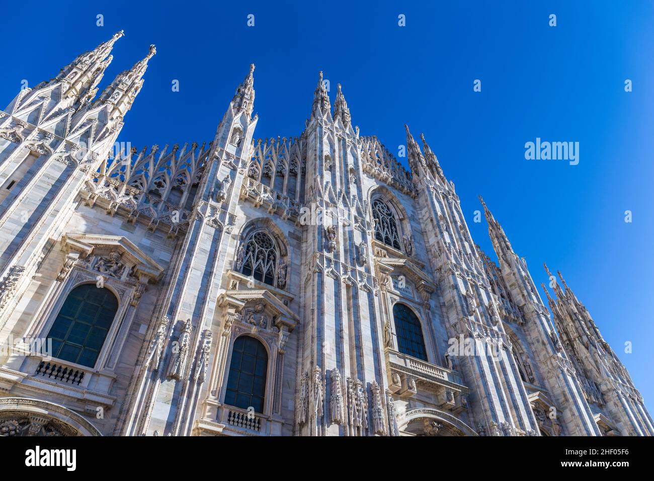 Duomo di Milano sotto il cielo blu a Milano. Foto Stock