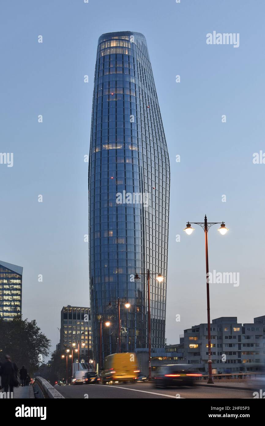 One Blackfriars - moderno grattacielo rivestito di vetro al tramonto, South Bank London UK. Foto Stock