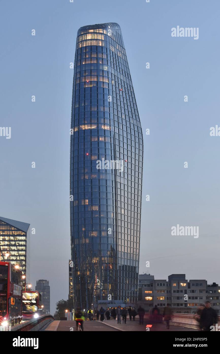 One Blackfriars - moderno grattacielo rivestito di vetro al tramonto, South Bank London UK. Foto Stock