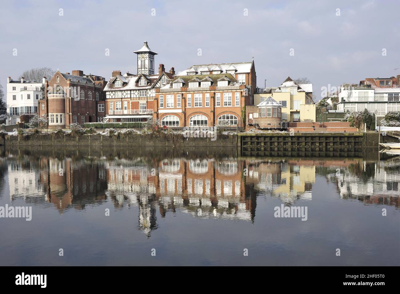 Radnor House Independent School, proprietà che riflettono nel Tamigi, Twickenham West London UK. Foto Stock