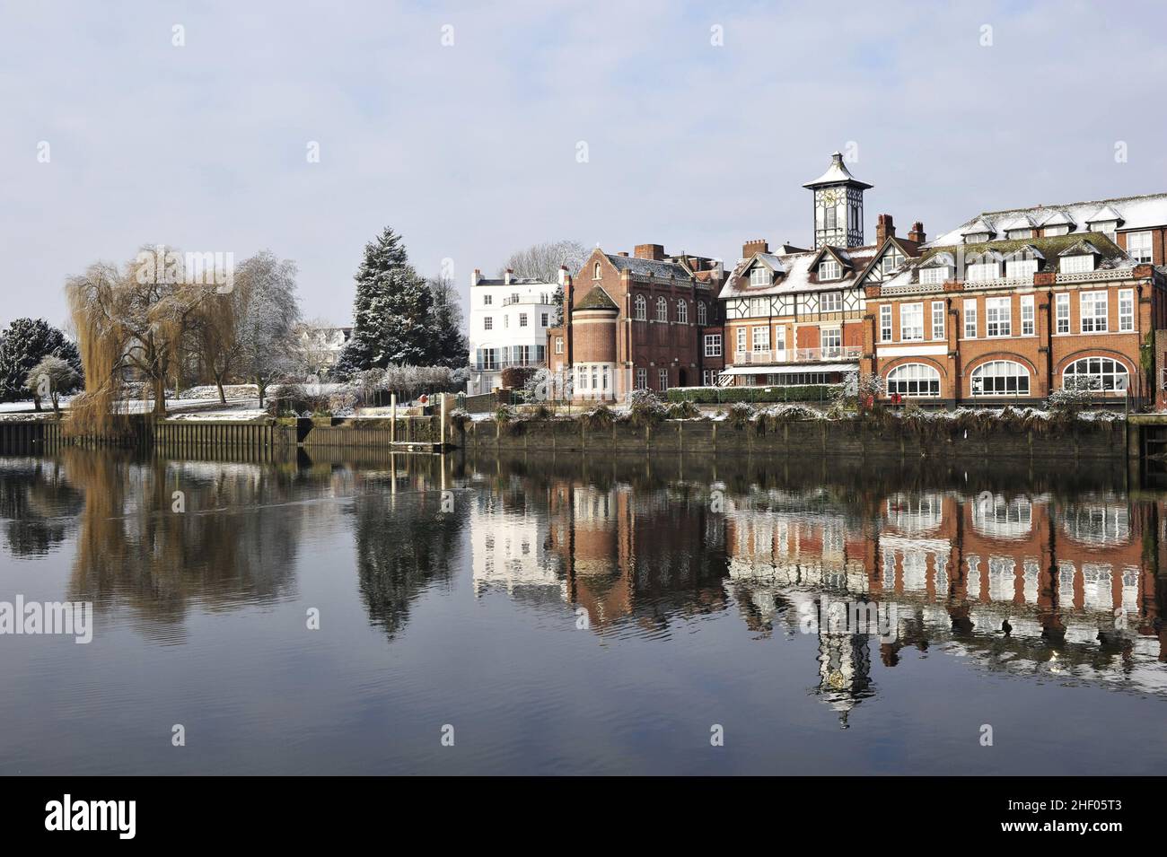 Radnor House Independent School, proprietà che riflettono nel Tamigi, Twickenham West London UK. Foto Stock