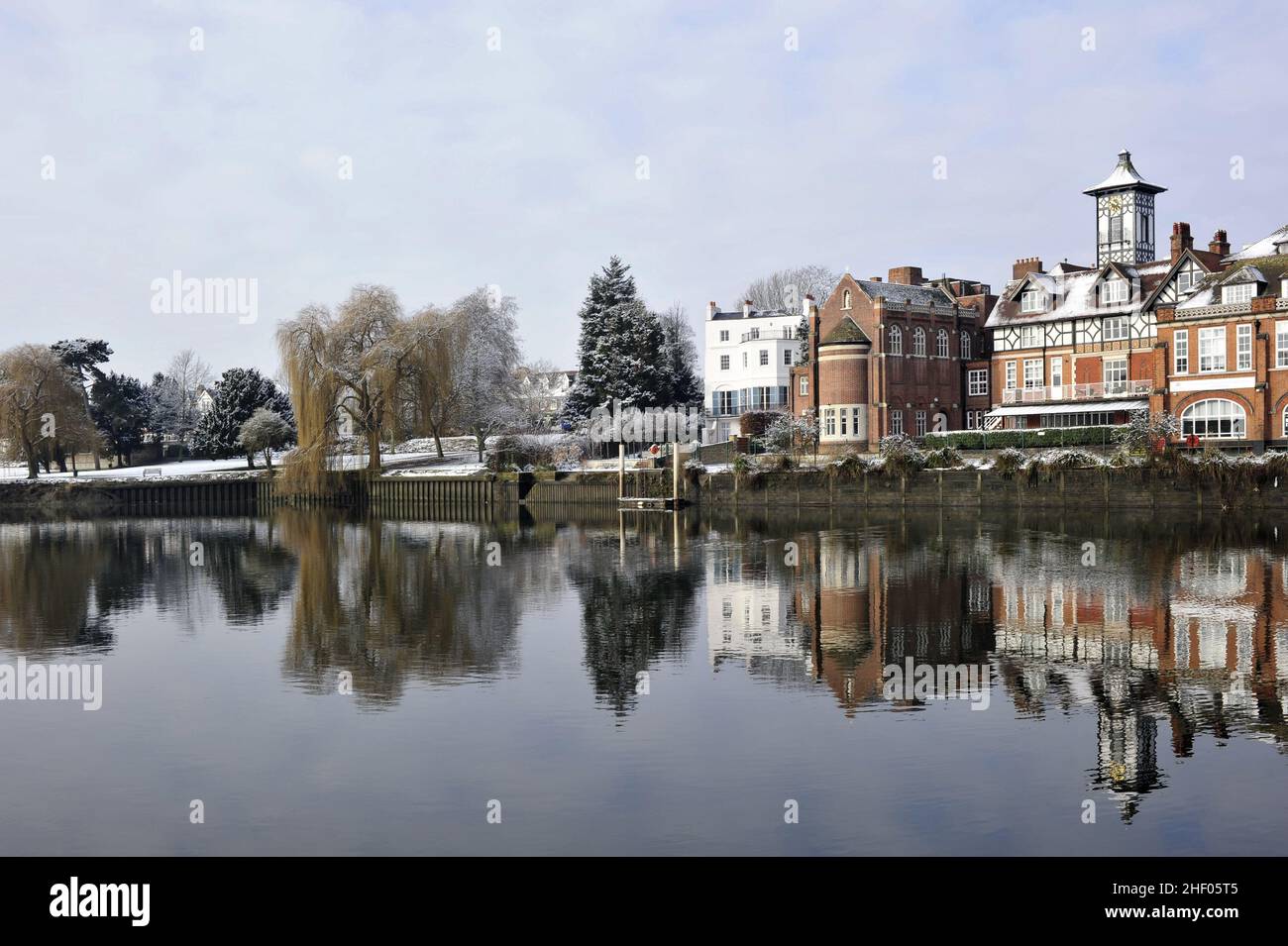 Radnor House Independent School, proprietà che riflettono nel Tamigi, Twickenham West London UK. Foto Stock