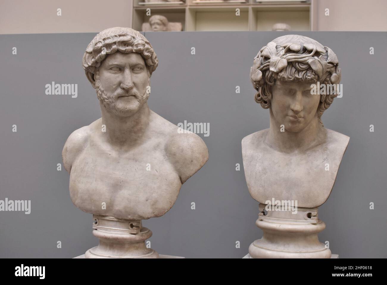 Busti di marmo dell'imperatore romano Adriano e della gioventù greca Antinous esposti al British Museum di Londra UK. Foto Stock