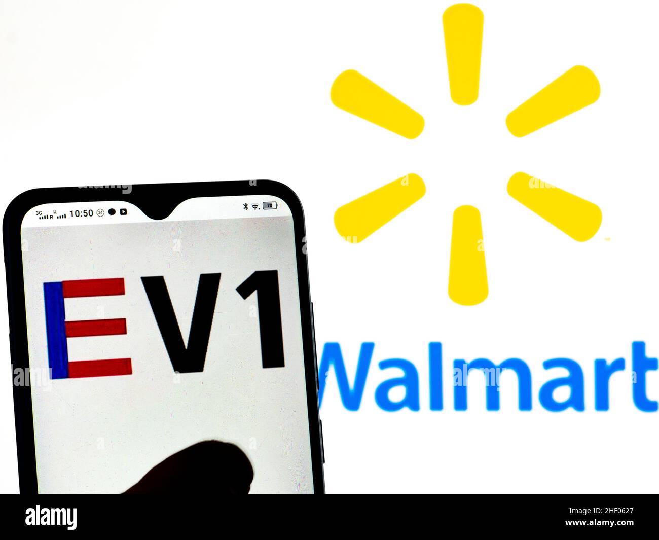 Ucraina. 13th Jan 2022. In questa illustrazione della foto, il logo del marchio EV1 di Walmart viene visualizzato sullo schermo di uno smartphone e sullo sfondo del logo Walmart. (Credit Image: © Igor Golovniov/SOPA Images via ZUMA Press Wire) Foto Stock